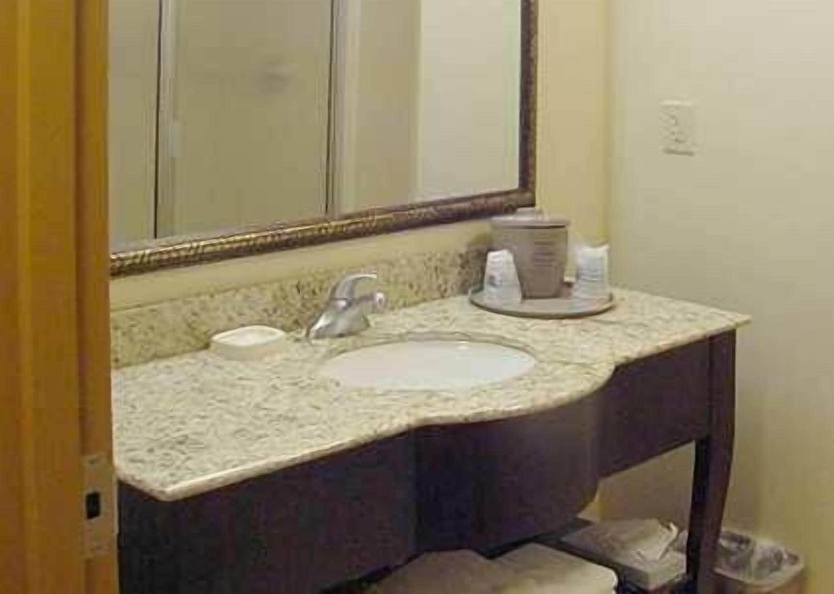 Hampton Inn & Suites Fredericksburg Bagian luar foto