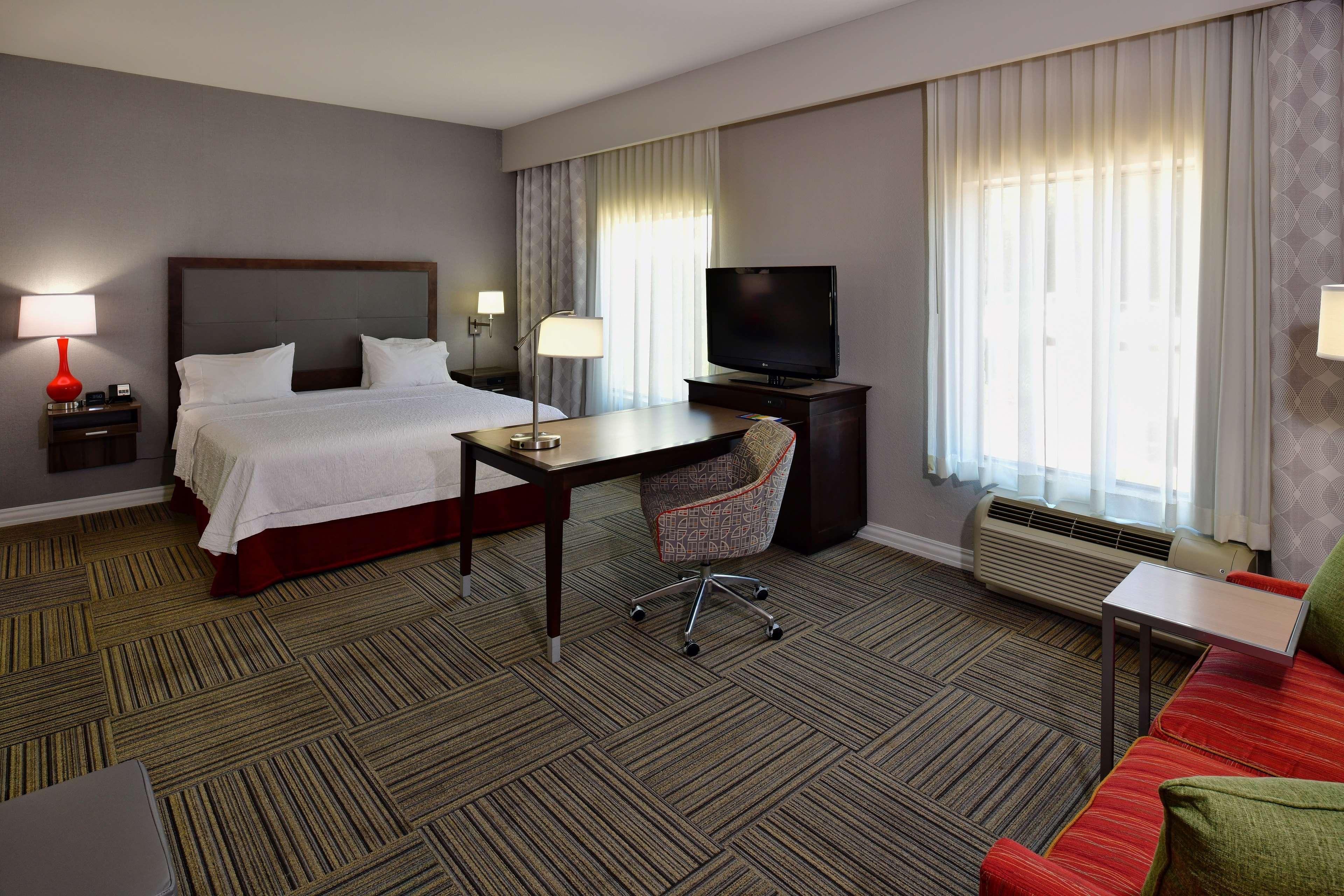 Hampton Inn & Suites Fredericksburg Bagian luar foto