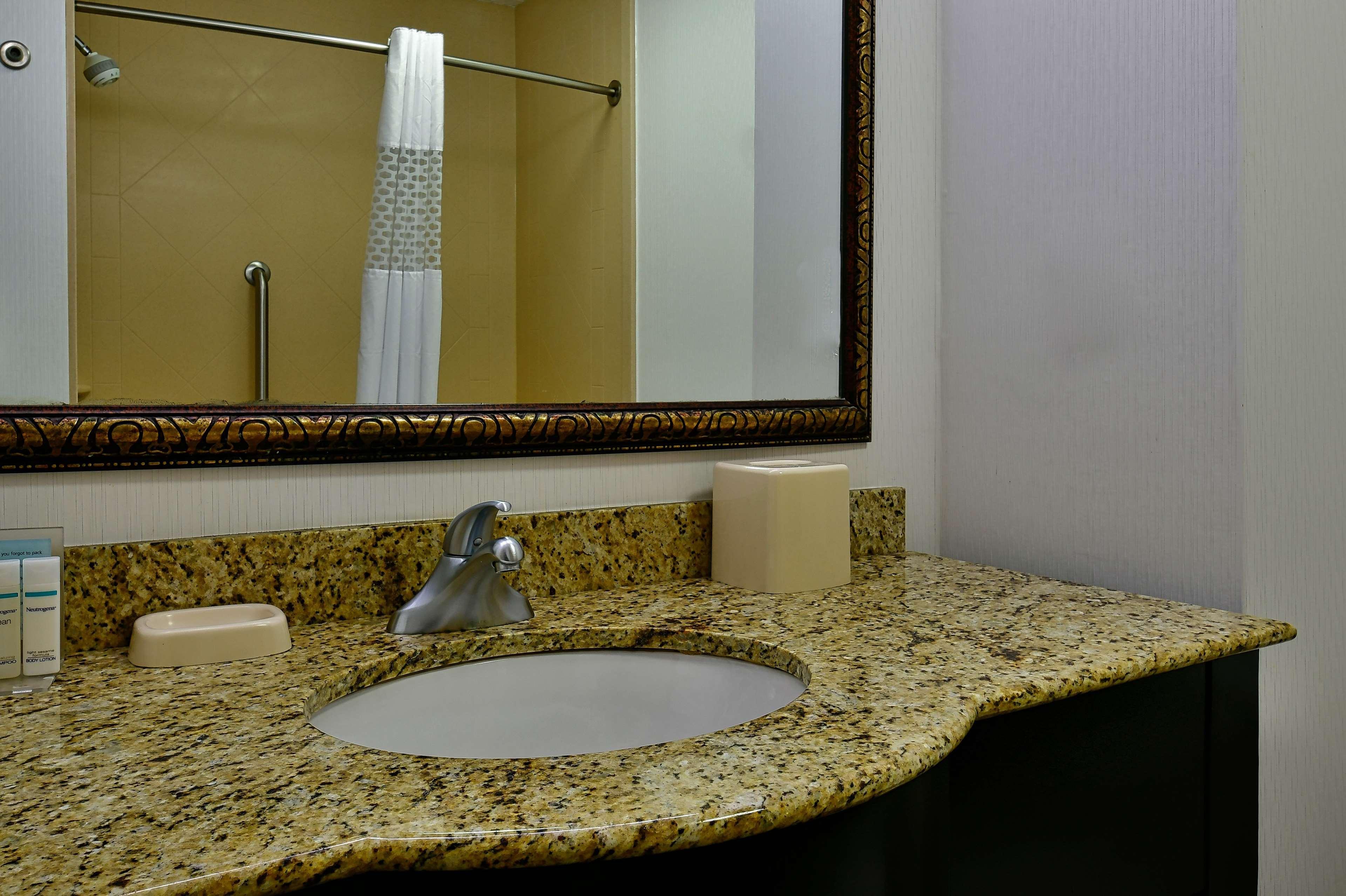 Hampton Inn & Suites Fredericksburg Bagian luar foto