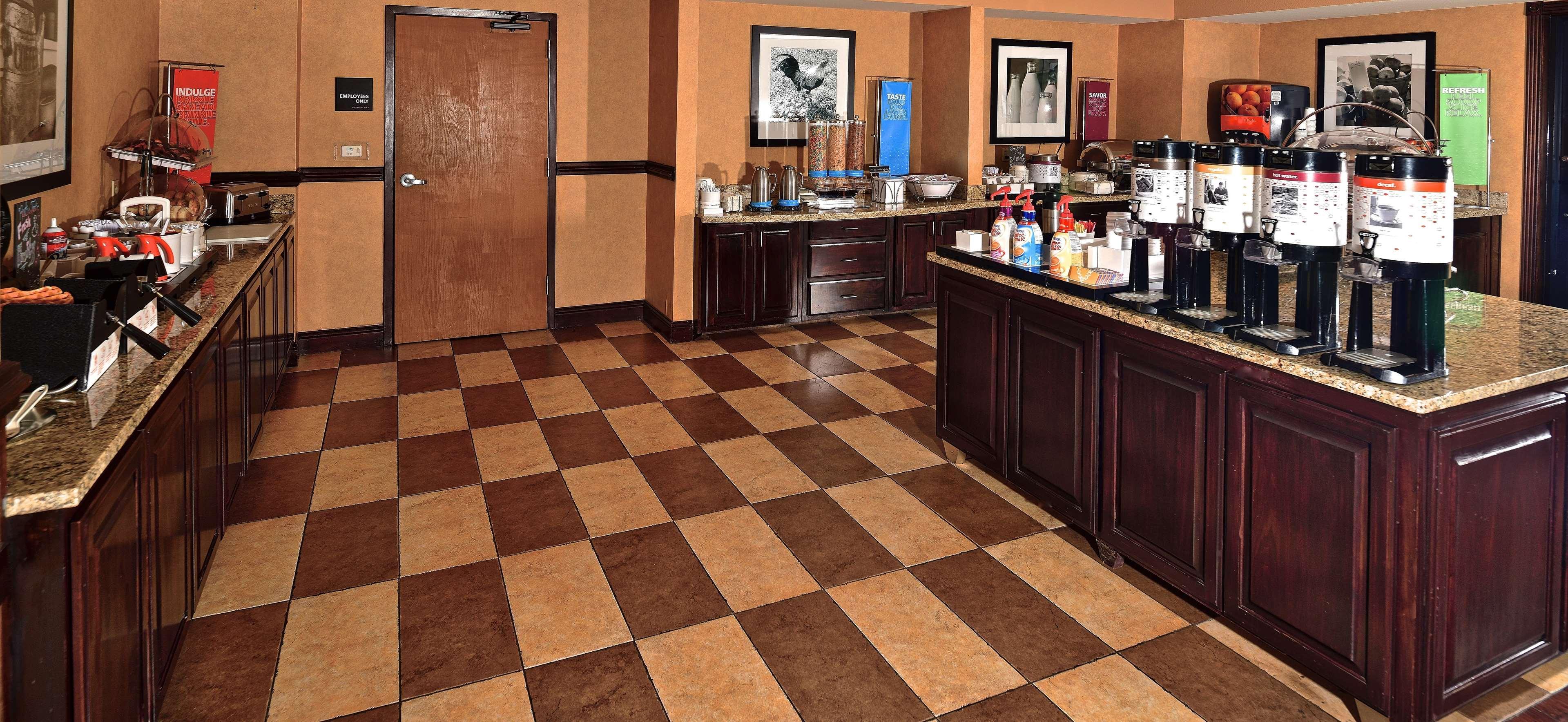 Hampton Inn & Suites Fredericksburg Bagian luar foto