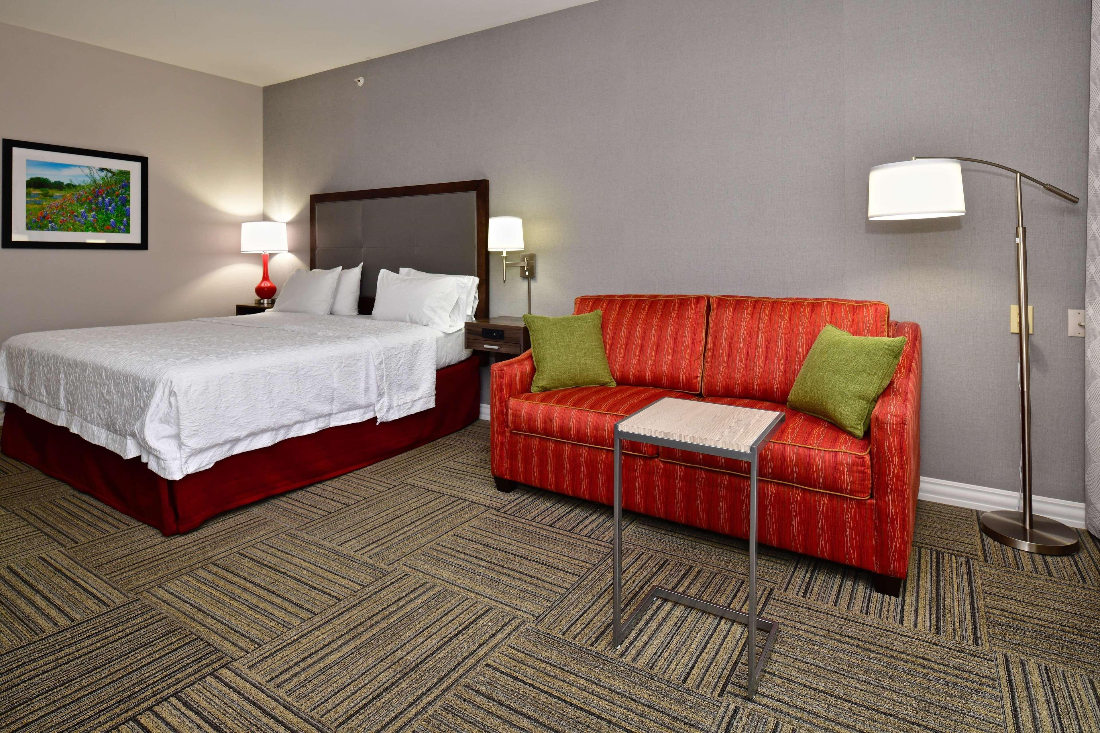 Hampton Inn & Suites Fredericksburg Bagian luar foto