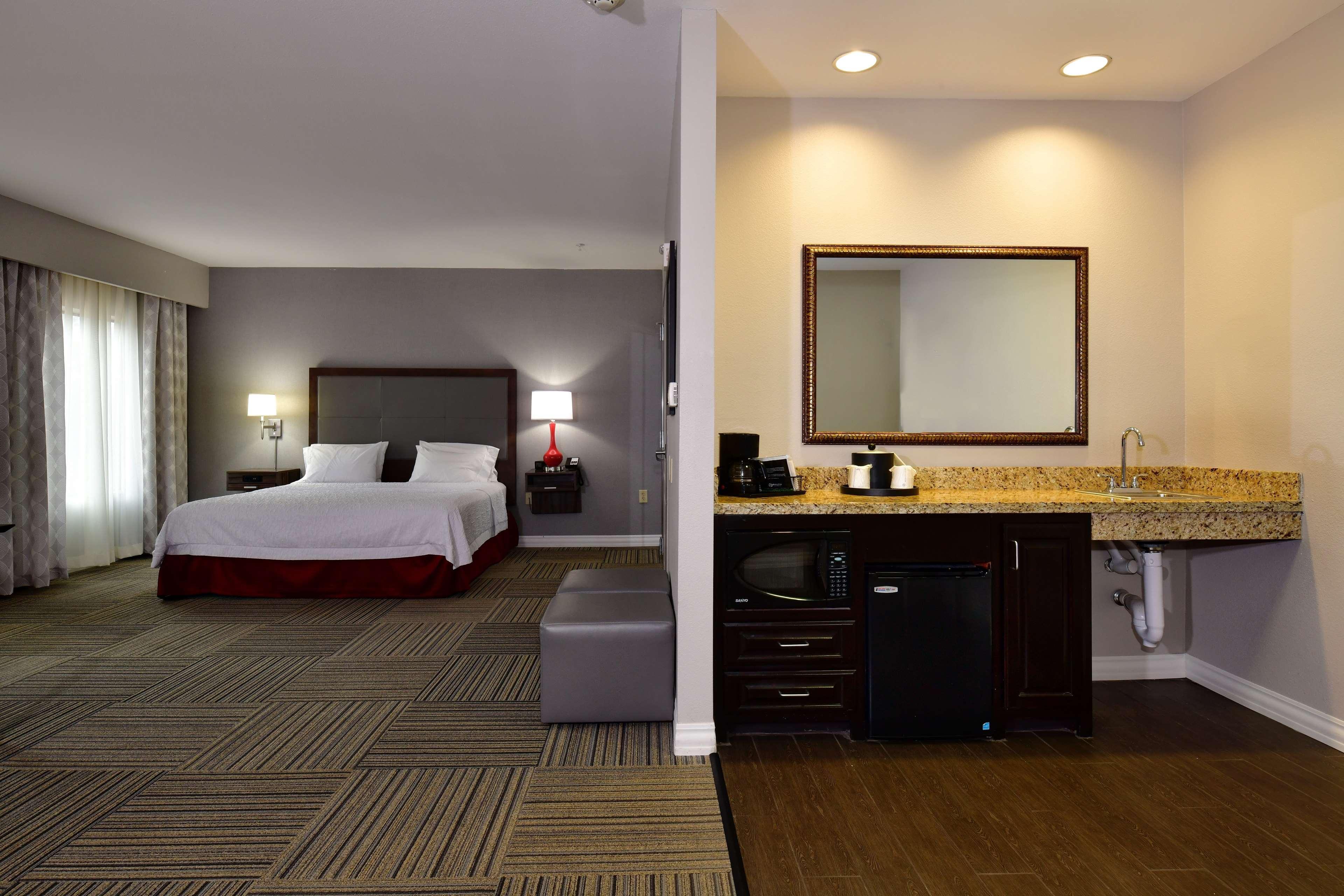 Hampton Inn & Suites Fredericksburg Bagian luar foto