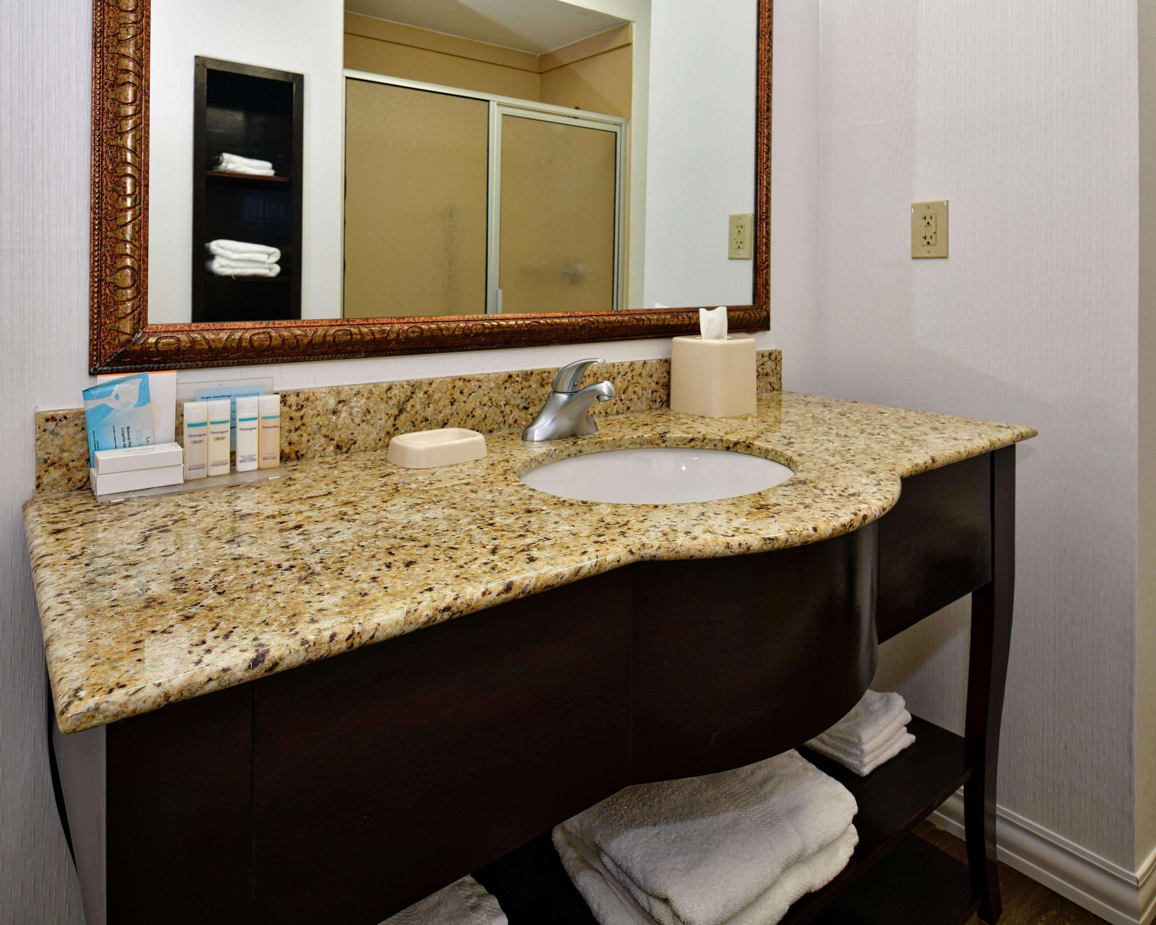 Hampton Inn & Suites Fredericksburg Bagian luar foto