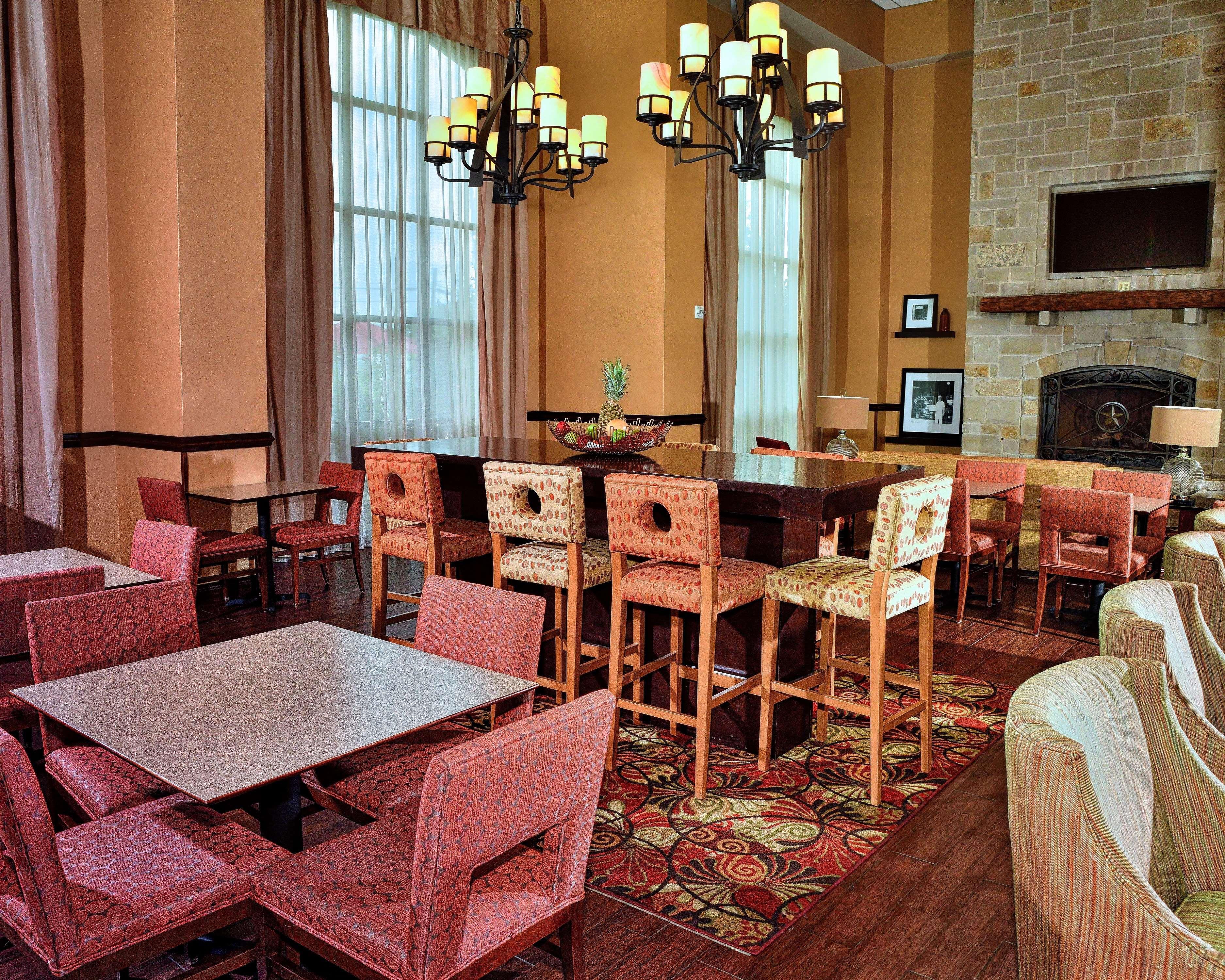 Hampton Inn & Suites Fredericksburg Bagian luar foto