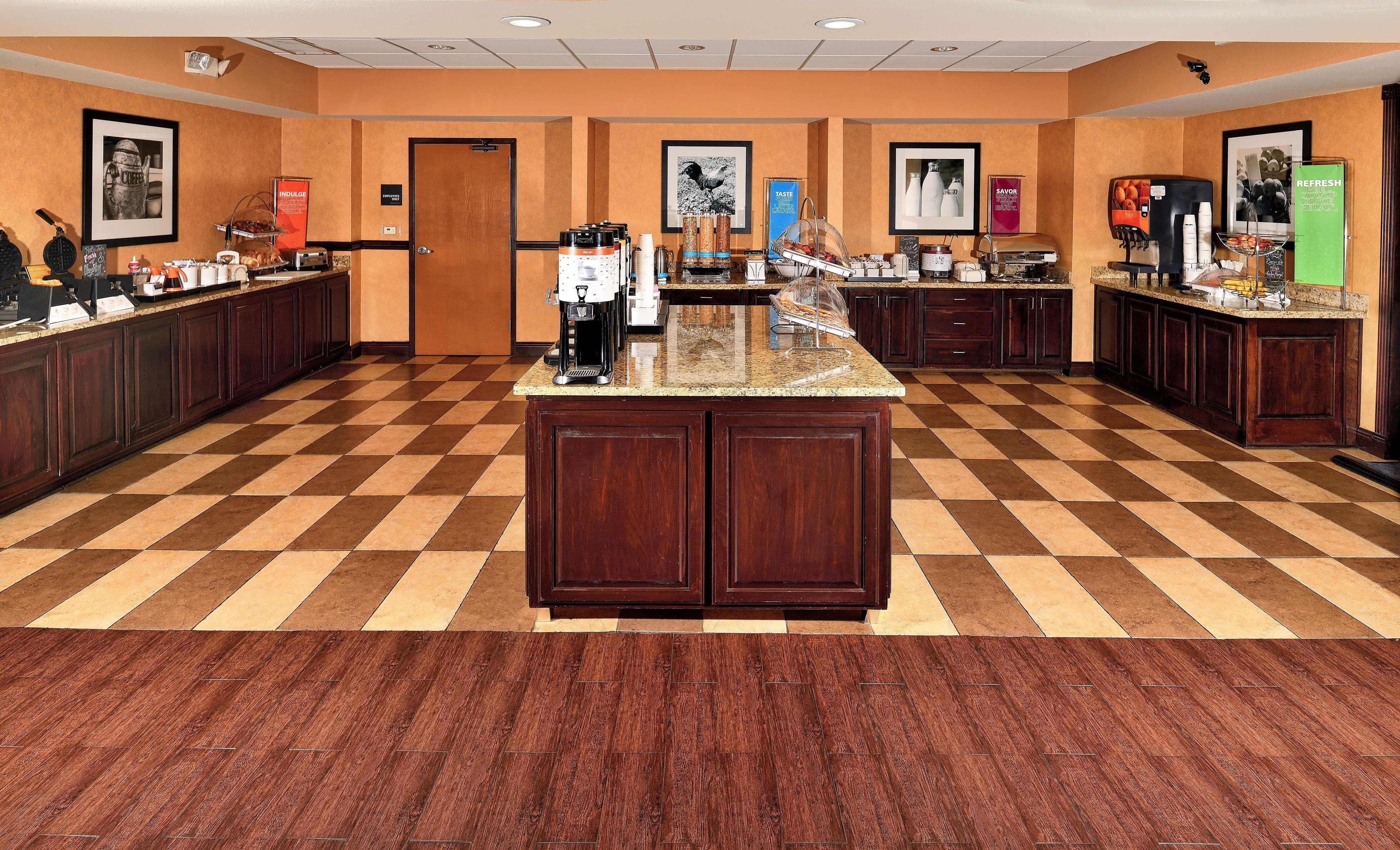 Hampton Inn & Suites Fredericksburg Bagian luar foto