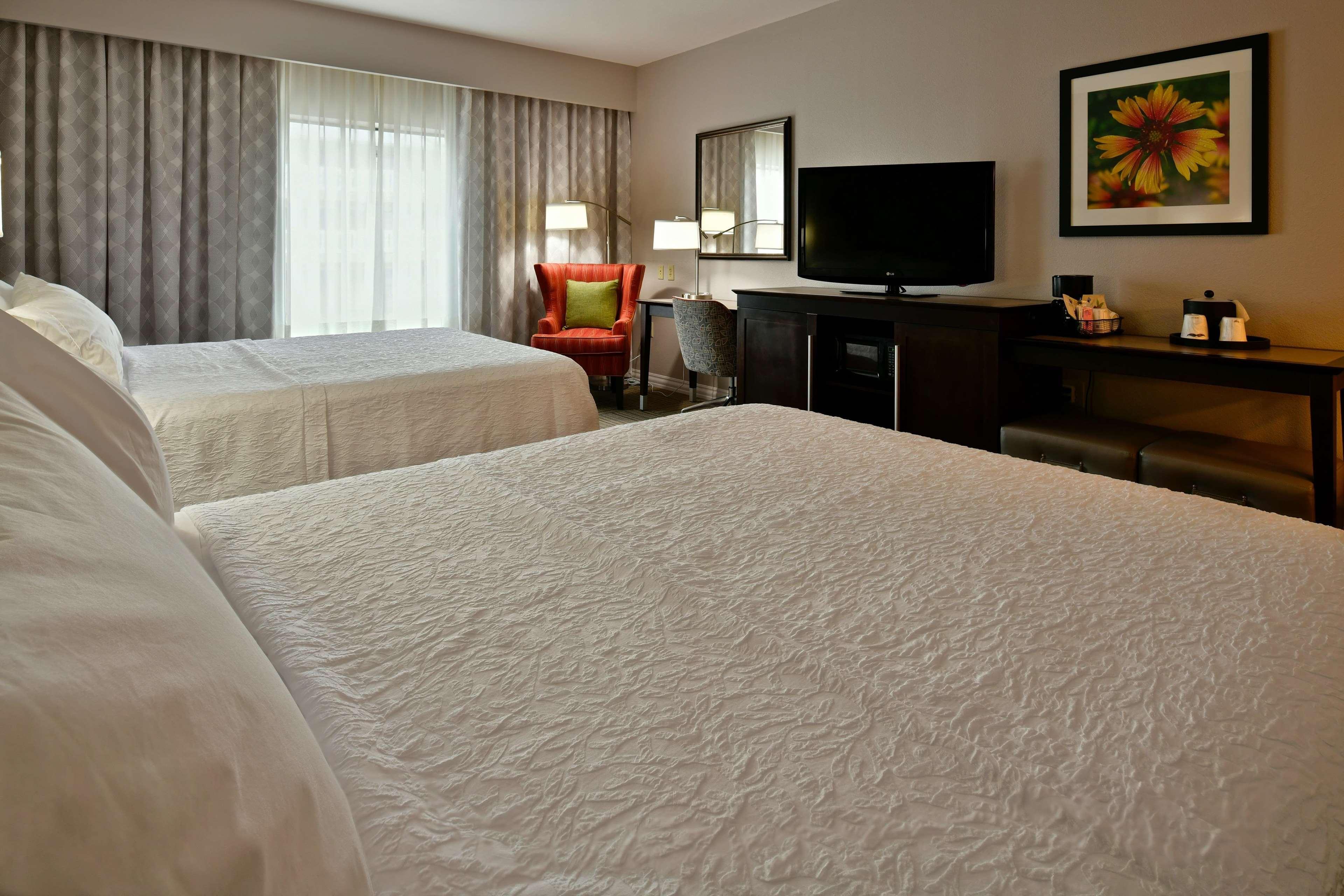 Hampton Inn & Suites Fredericksburg Bagian luar foto