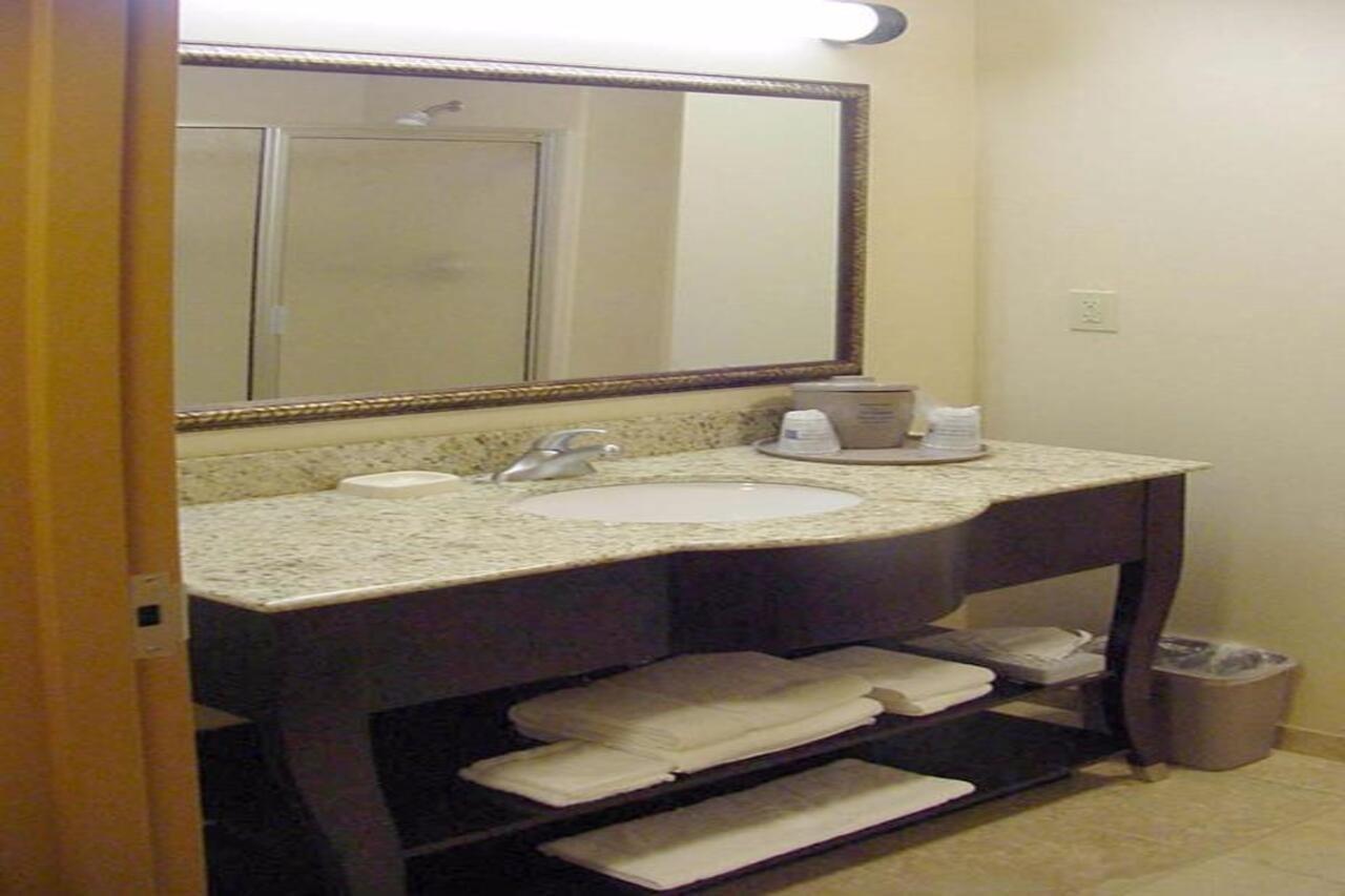 Hampton Inn & Suites Fredericksburg Bagian luar foto