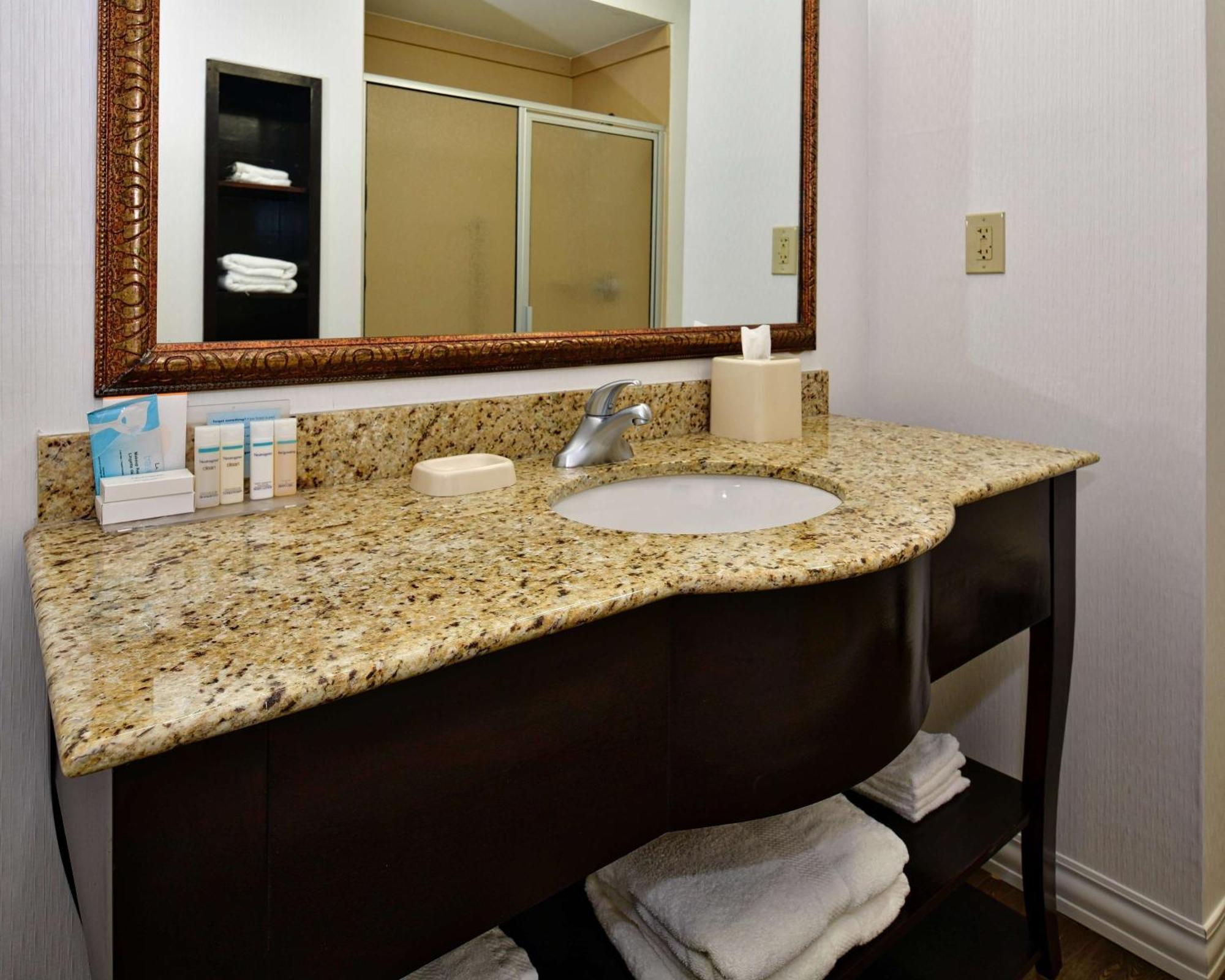 Hampton Inn & Suites Fredericksburg Bagian luar foto